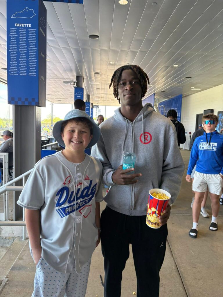 Kentucky guard Denzel Aberdeen poses with a fan (Photo via Adam Hawkins/Facebook)