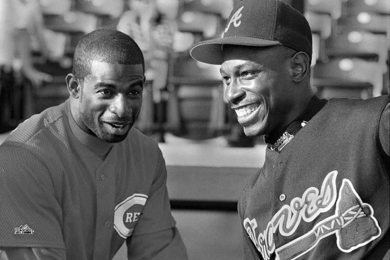 Atlanta Braves Kenny Lofton (R) talks with Deion S
