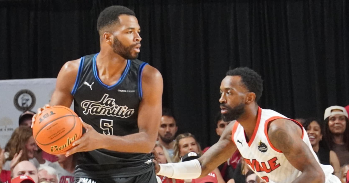 La Familia's Andrew Harrison (left) defended by The Ville's Russ Smith - Kentucky Sports Radio