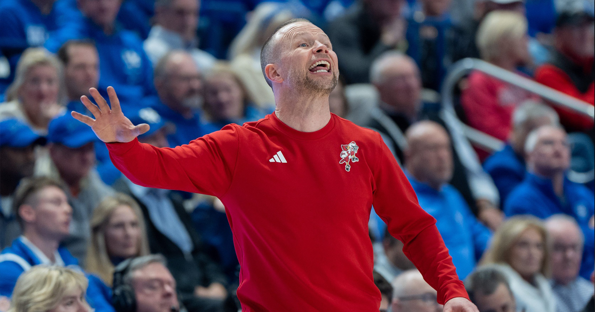 Louisville Cardinals head coach Pat Kelsey shouts to his team during their game against the Kentucky Wildcats on Saturday, Dec. 14, 2024 at Rupp Arena in Lexington, Ky.