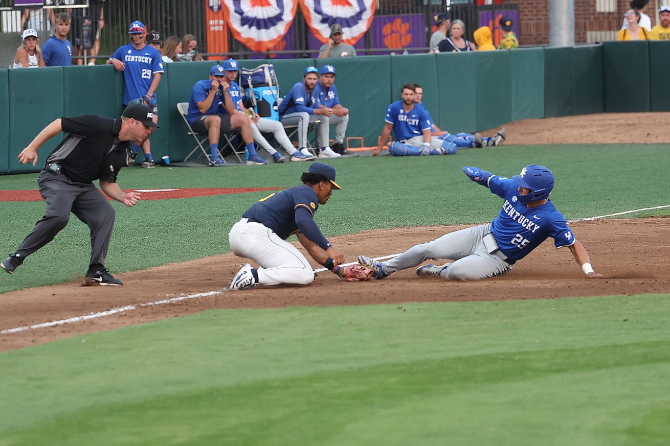 NCAA BASEBALL: JUN 01 Division I Regional - Kentucky vs West Virginia