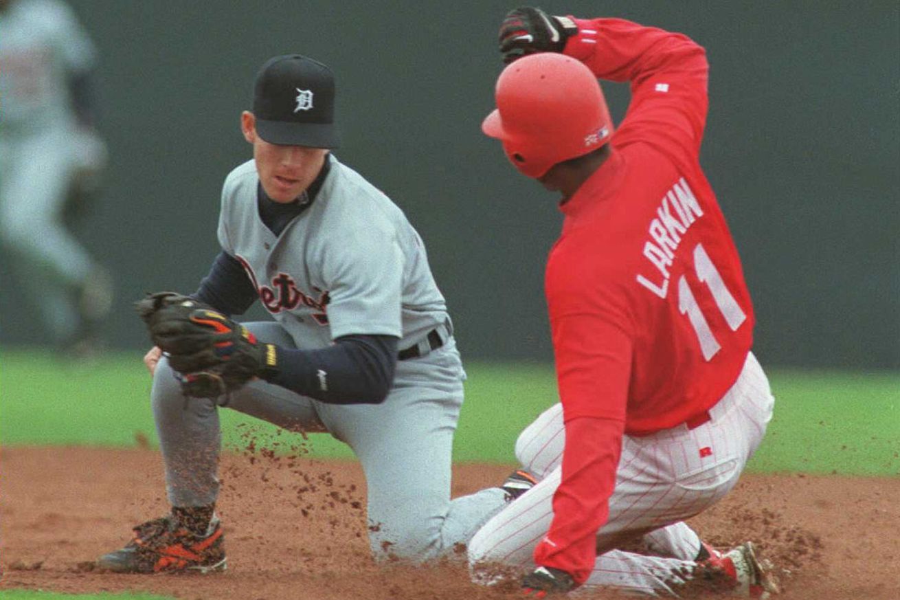Cincinnati Reds shortstop (R) Barry Larkin slides