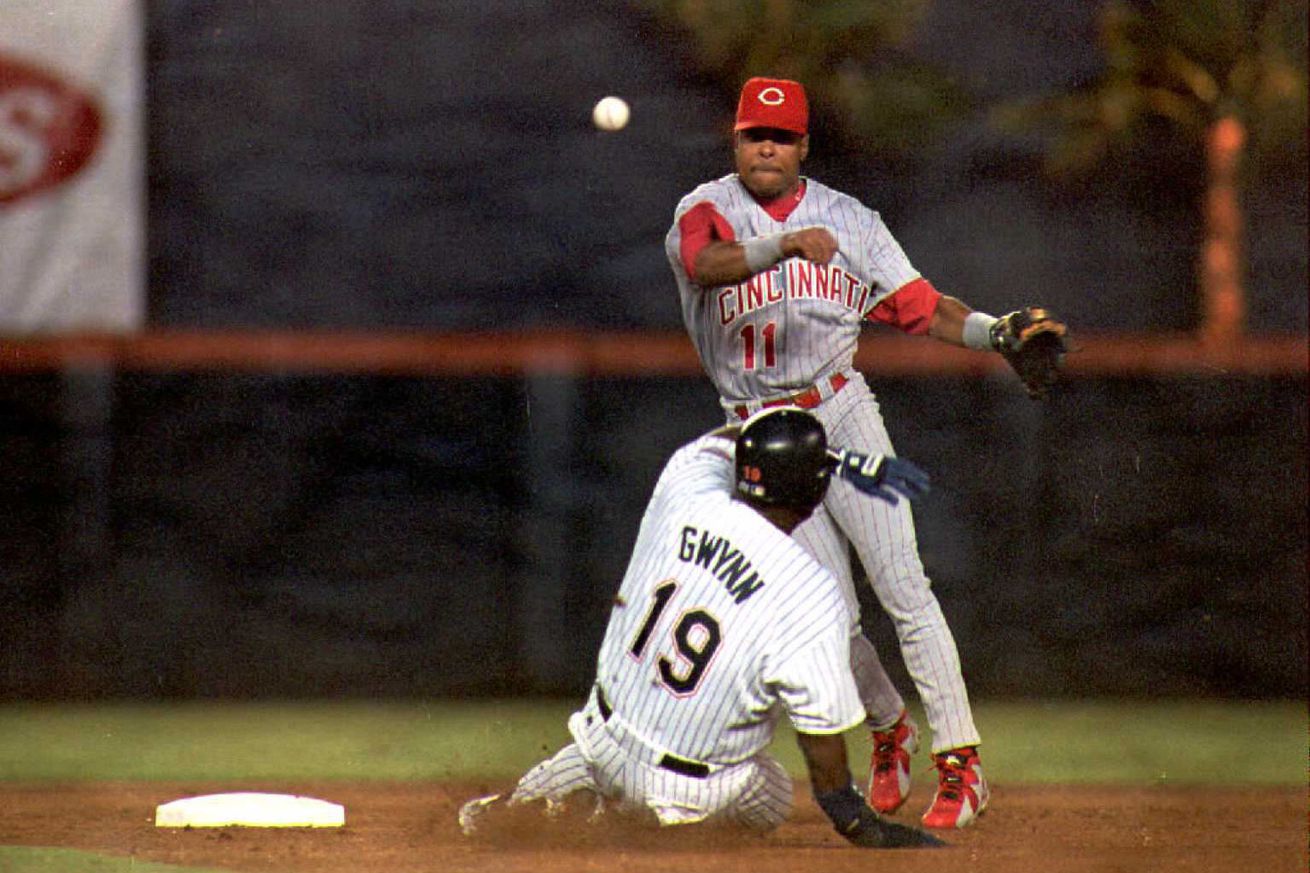 Cincinnati Red shortstop Barry Larkin (#11) turns