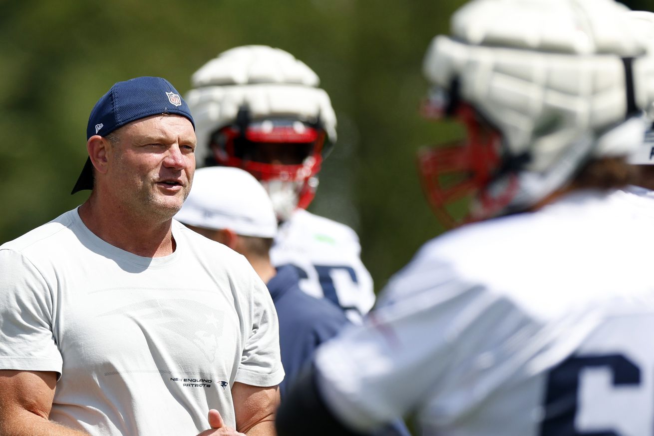Here’s how the Patriots shuffled their offensive line in Thursday’s practice