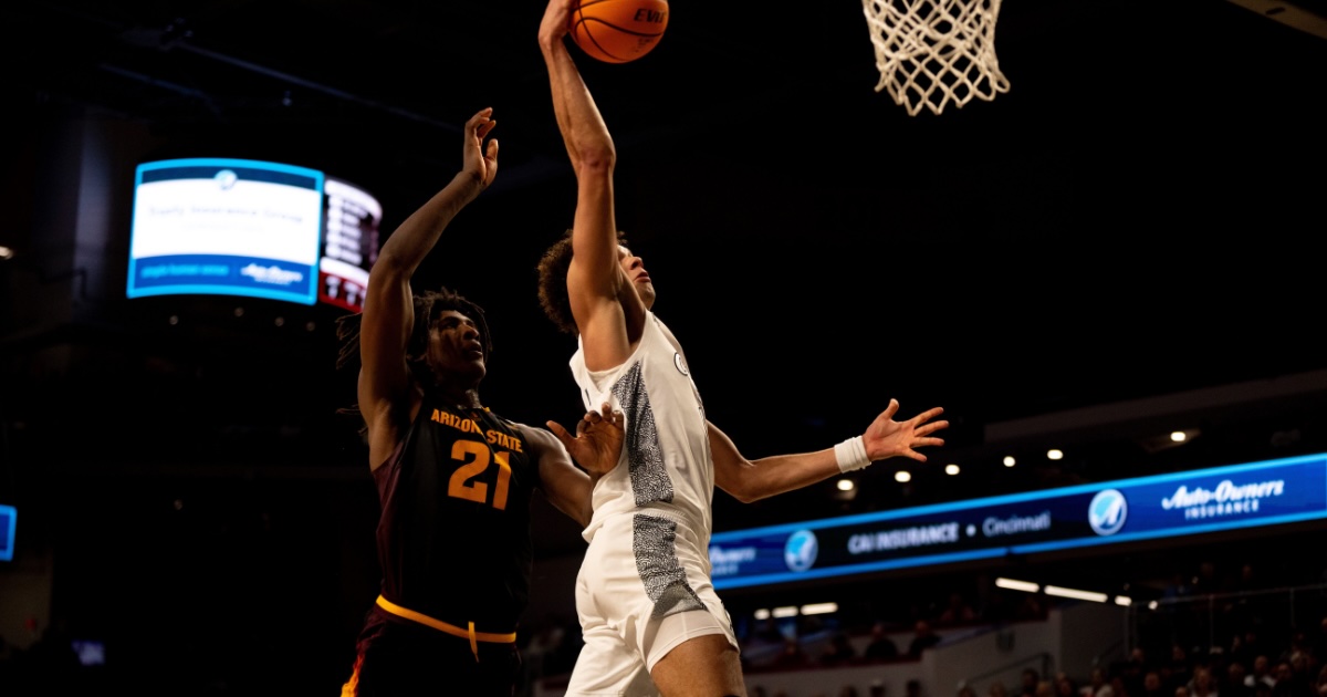 Cincinnati Bearcats guard Dan Skillings Jr. (0) dunks as Arizona State Sun Devils forward Jayden Quaintance (21) defends in the second half of the NCAA basketball game at Fifth Third Arena in Cincinnati on Saturday, January 18, 2025. © Albert Cesare/The Enquirer / USA TODAY NETWORK via Imagn Images